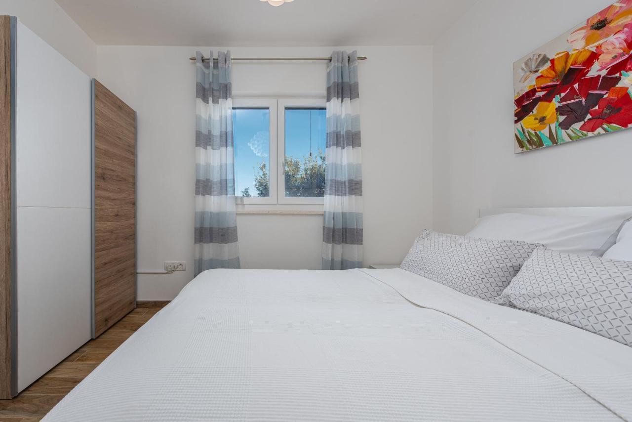 Hibiskus App1 Apartment Vir Bagian luar foto