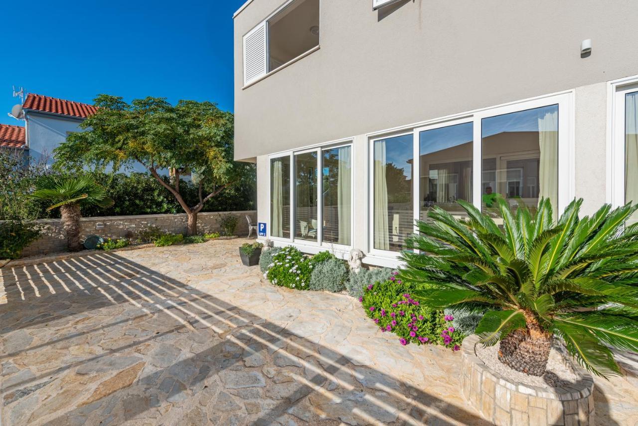 Hibiskus App1 Apartment Vir Bagian luar foto